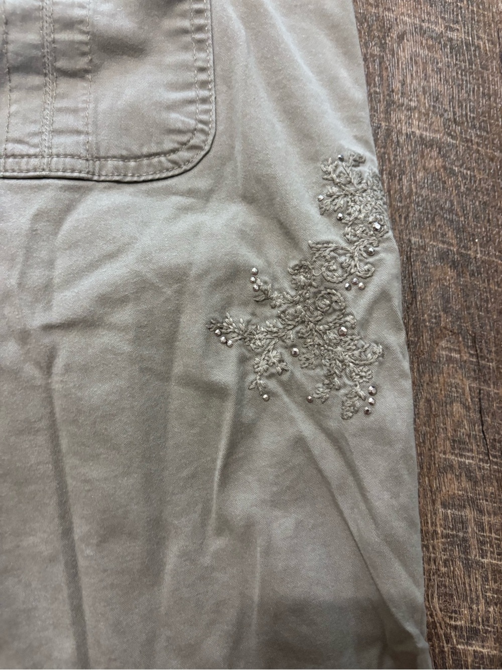 Vintage 2000’s Gloria Vanderbilt Olive Utility Capris - Picture 4 of 6